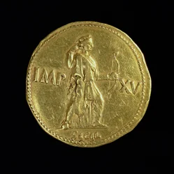 Goldmünze (Rückseite) von Kaiser Augustus (31 v. Chr. - 14 n. Chr.) mit Darstellung der Göttin Diana. Inschrift: IMP XV links und rechts von Diana, unten SICIL